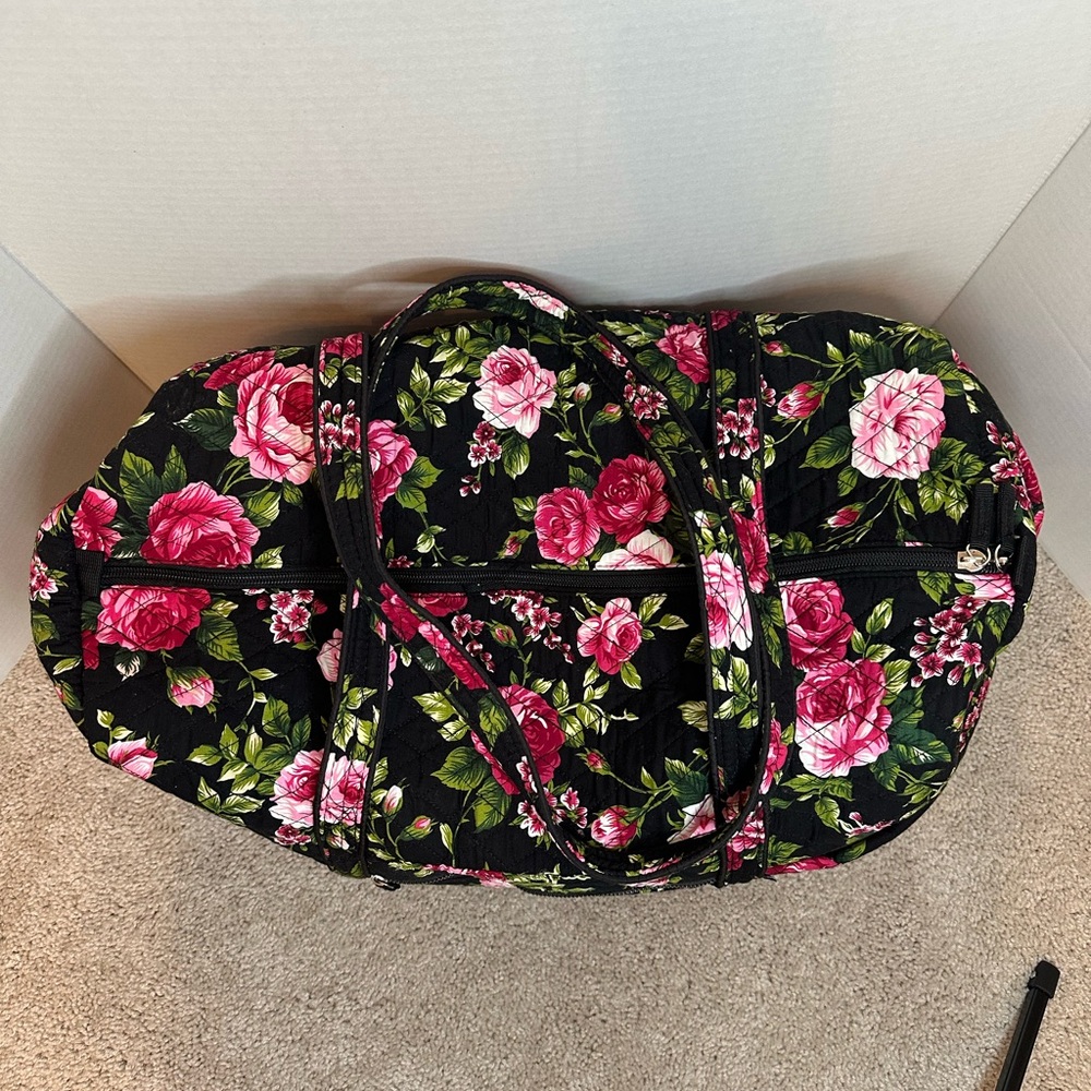 Traveland Floral Women's roses red and green Travel Bag, great condition - Picture 4 of 8